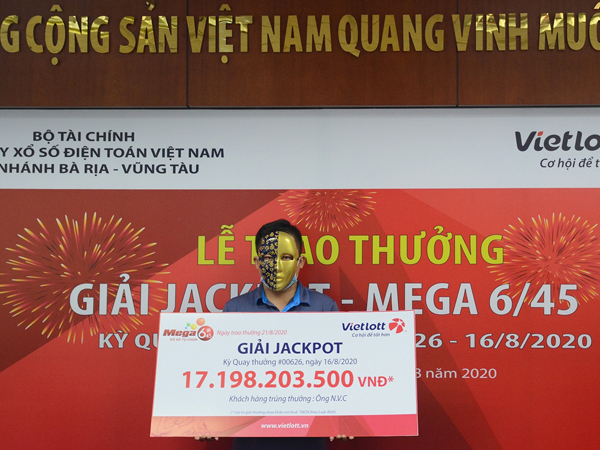 Mua vé số kỷ niệm chuyến du lịch, bất ngờ thành tỷ phú Vietlott