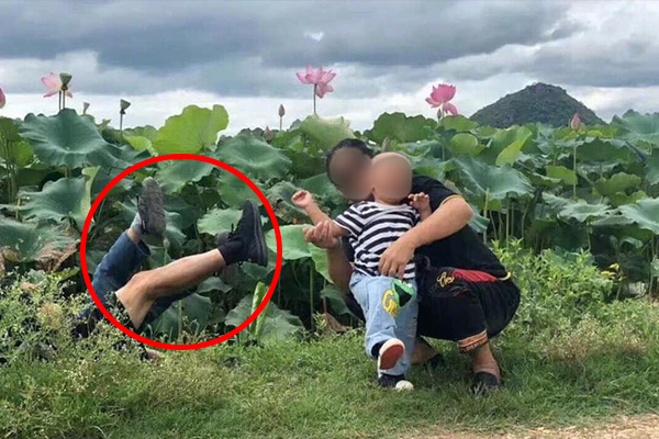 Chụp ảnh gia đình, cậu bé khiến ông và anh trai ngã nhào xuống hồ