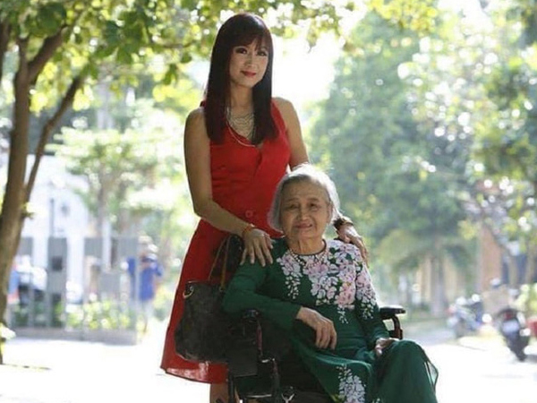 Diễn viên Hiền Mai 2 ngày không ăn, đêm ôm quan tài của mẹ khóc