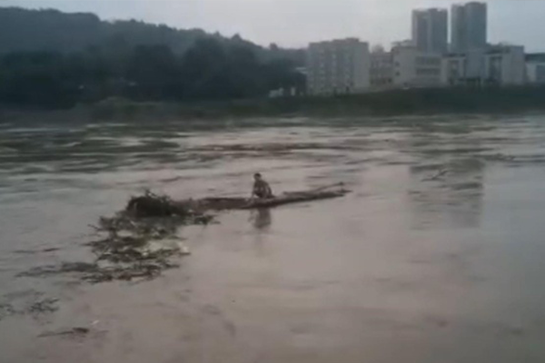 Vừa nhảy sông tự tử thì hối hận, cô gái trẻ nhận cái kết... trôi dạt 81km