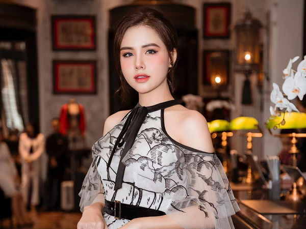 Bà xã của thiếu gia Cocobay khoe làn da mịn màng tuổi 30, bật mí tuyệt chiêu không cần kem nền mà da vẫn căng mọng