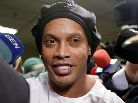 Ronaldinho được trả tự do