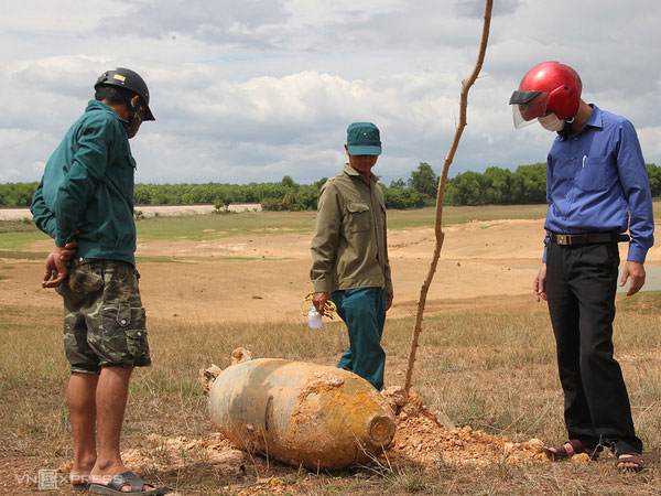 Thuê máy xúc đào bom nặng hơn 300kg tại hồ thủy lợi