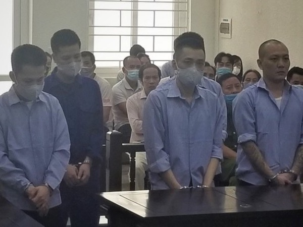 Nhóm 'giang hồ' hung hãn gí dao vào cổ chiến sĩ công an trấn lột tiền
