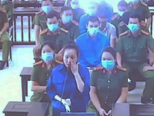 Vợ giang hồ Đường 'Nhuệ' bật khóc tại tòa