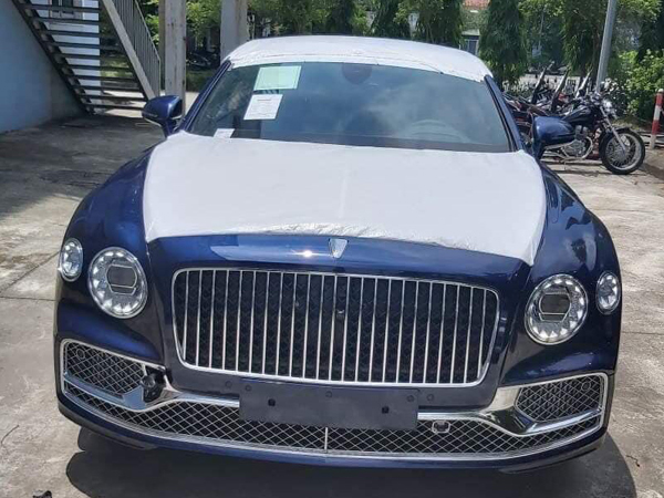 Cận cảnh Bentley Flying Spur 2020 đầu tiên Việt Nam với logo 'thò thụt' phát sáng kiểu Rolls-Royce