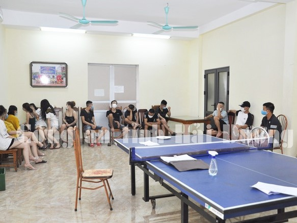 15 người bay lắc trong quán karaoke bất chấp lệnh giãn cách xã hội