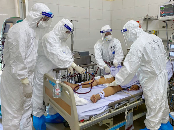 Phổi 'bệnh nhân 416' đông đặc, nặng hơn phi công người Anh