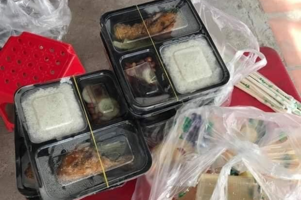 Bị bùng 17 hộp cơm gà nhưng hành động của shipper khiến dân mạng nể phục