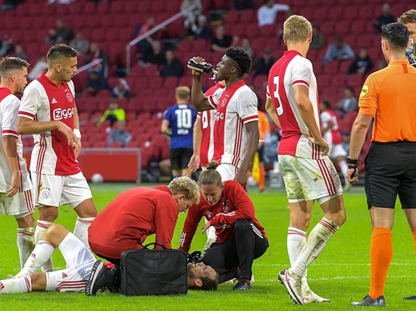 Máy trợ tim trục trặc, Daley Blind đổ gục xuống sân
