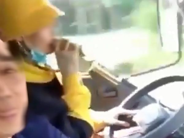 Nữ tài xế vừa lái xe vừa hát karaoke bị dân mạng lên án gay gắt