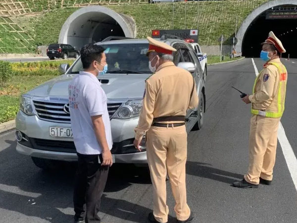 Phát hiện ô tô chở người trái phép từ Đà Nẵng đi Quảng Bình, Ninh Bình