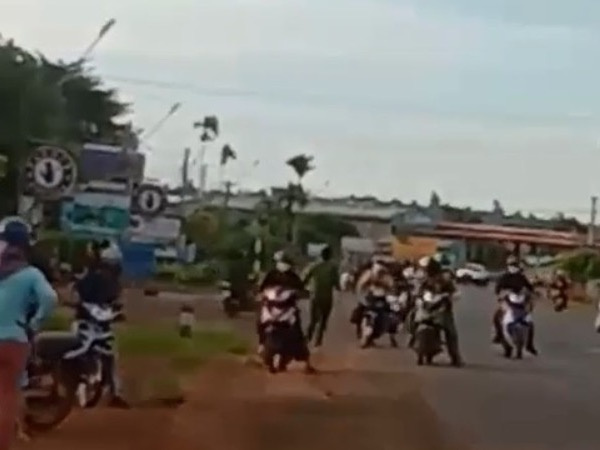 Hai tay 2 dao, kẻ nghiện vào trụ sở công an giải vây cho em trai