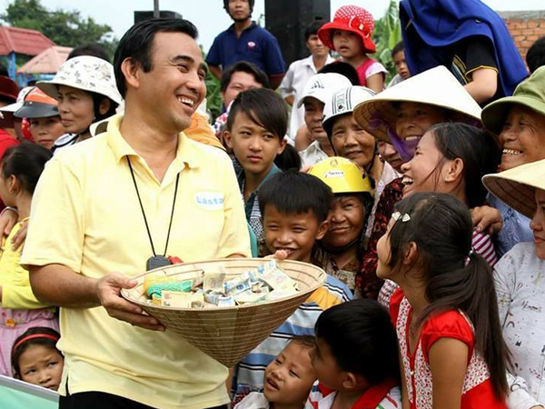 Đời nhiều thăng trầm, đi lên từ bế tắc của MC quốc dân Quyền Linh