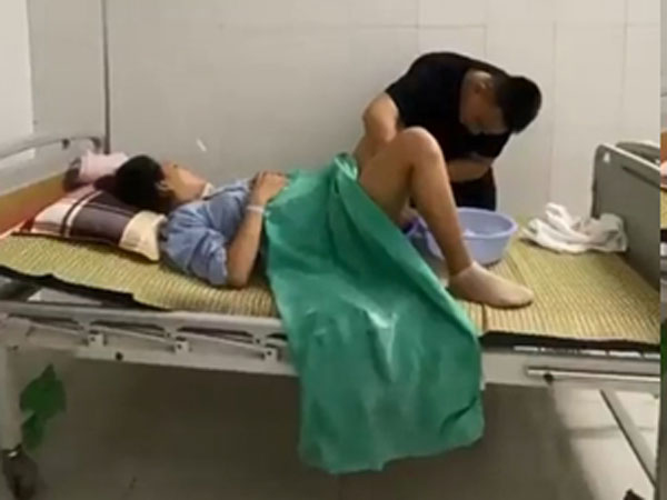 Đỏ mắt nhìn người đàn ông vệ sinh vùng kín cho vợ trong khoa sản, hội chị em than thở: 'Trông mà thèm!'