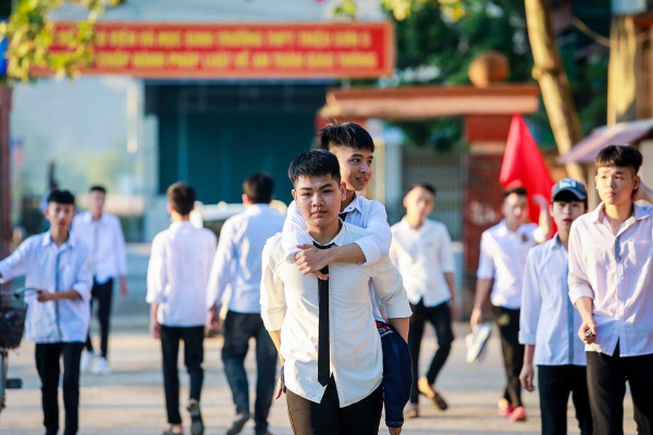 Đôi bạn 10 năm cõng nhau đến lớp, thi đại học cùng đạt điểm cao