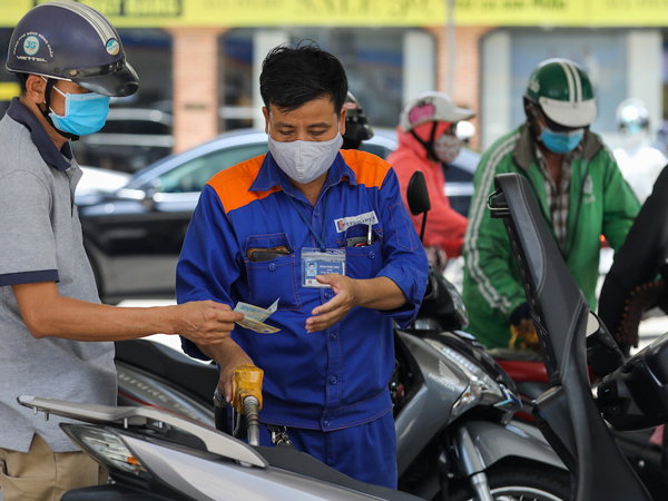 Giá xăng RON 95 tăng, dầu giảm