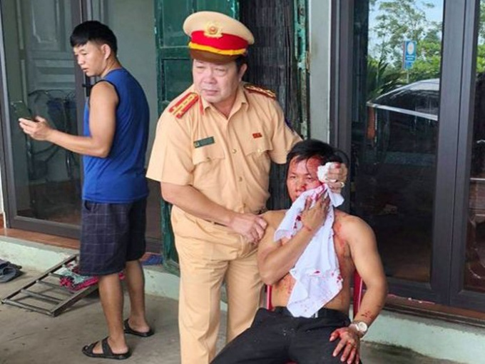 Trưởng phòng CSGT đập vỡ cửa kính ô tô, cứu tài xế bị tai nạn