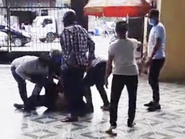 Coi thường luật pháp, nhóm người xông vào tòa án bắt người
