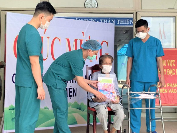 Cụ bà 75 tuổi bị ung thư và 2 bệnh nhân suy tim, thận nặng đã khỏi Covid-19