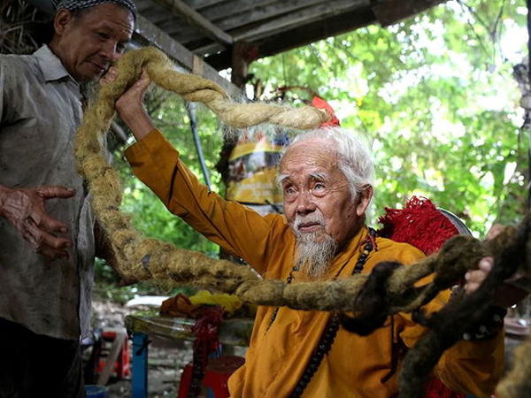 Cụ ông người Việt với bộ tóc dài gần 5m lên báo nước ngoài, tiết lộ niềm tin mạnh mẽ khiến ông không dám cắt suốt 80 năm qua