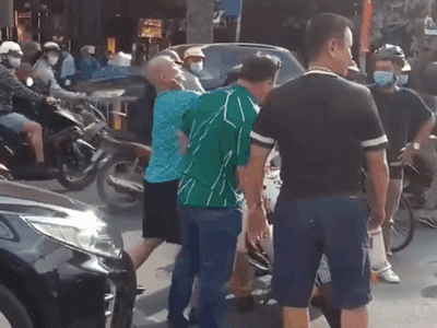 Ghì cổ CSGT khi bị chặn đầu xe, nhóm đàn ông thách thức: 'Mày động vào tao?'