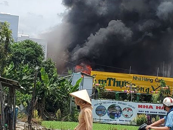 Nhà hàng tiệc cưới ngoài trời ở Sài Gòn bốc cháy ngùn ngụt giữa trưa