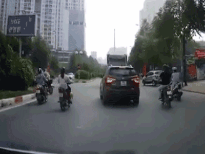 Video: Chạy nhanh trong làn BRT, người phụ nữ bị ô tô quay đầu tông trúng, tư thế tiếp đất mới đau đớn