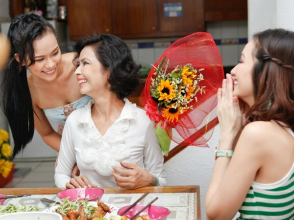 Sinh con xong, tôi không để mẹ chồng bế cháu, đến ngày thôi nôi, nhìn bà tặng cháu chiếc váy nhăn nhúm mà tôi bật khóc