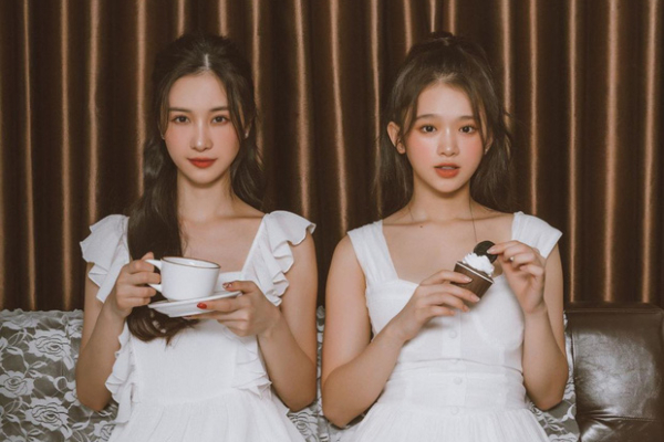 Xuất hiện trong bộ ảnh "chị chị em em" cùng Jun Vũ, hot girl Linh Ka gây bất ngờ khi lấp ló vòng một sexy