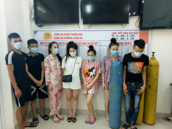 4 'hot girl' tụ tập hít khí cười cùng 3 nam thanh niên trong căn hộ thuê giữa dịch Covid-19