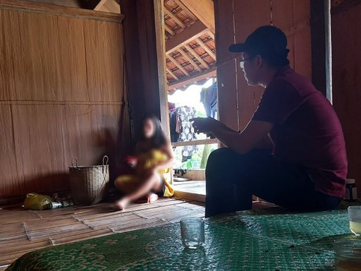 Nữ sinh 16 tuổi mang bầu, thẫn thờ ngồi bậc cửa nghĩ đến ngày khai giảng