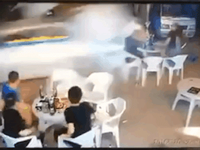 Video: Ô tô lao như cơn 'cuồng phong' qua quán nhậu, các nạn nhân bay khỏi màn hình camera