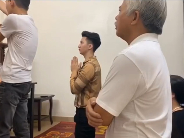 Sau 1 ngày 'chiến đấu' căng thẳng với vợ cũ Âu Hà My, Trọng Hưng lại xuất hiện trong hoàn cảnh khiến dân tình bất ngờ