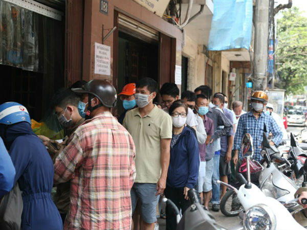 Bánh Trung thu Hà Nội: Chỗ ế ẩm, nơi 'tấp nập' xếp hàng dài chờ mua