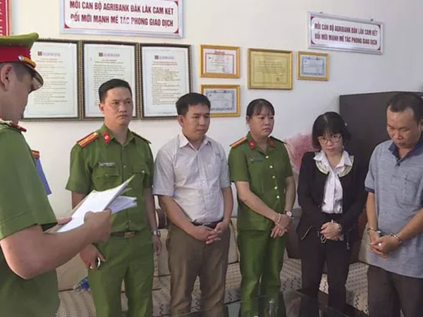 Bắt tạm giam 4 cán bộ ngân hàng gây thoát thoát hàng chục tỉ đồng