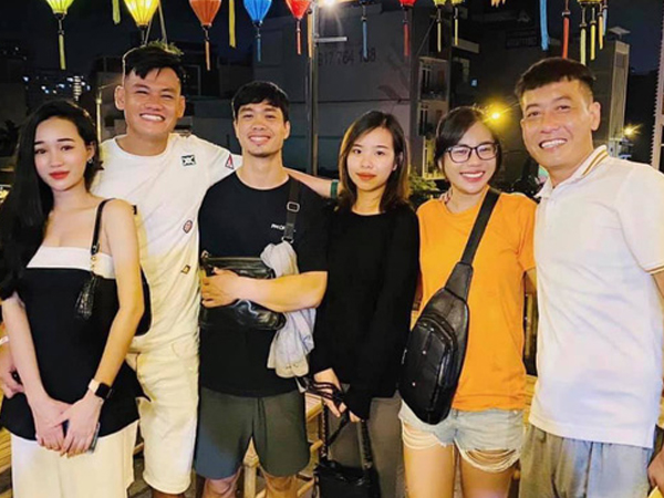 Công Phượng vẫn e thẹn bên vợ Viên Minh khi chụp hình chung