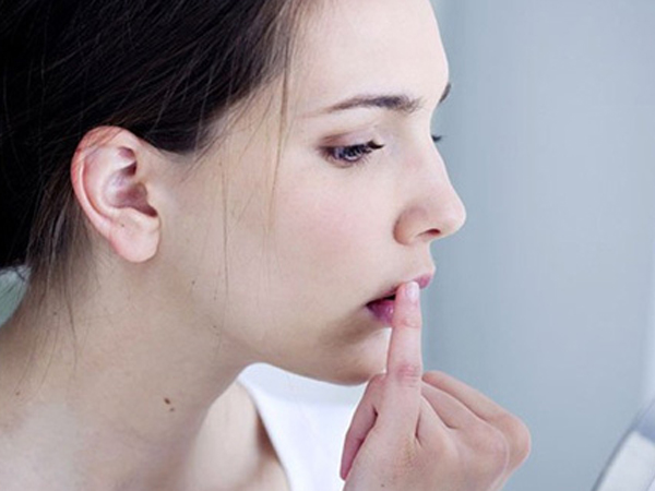 Nếu thấy vết loét miệng đi kèm với 5 triệu chứng này, bạn nên khẩn trương đi khám ngay kẻo mắc ung thư mà không biết