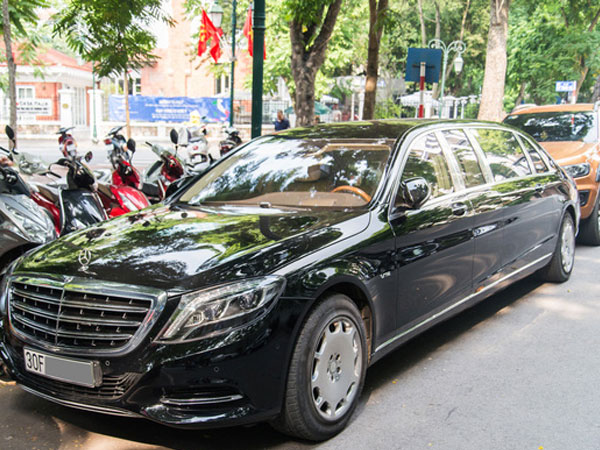 Mercedes-Maybach S600 Pullman của Chủ tịch tập đoàn FLC bất ngờ xuất hiện trên phố, chiều dài của xe gây ấn tượng