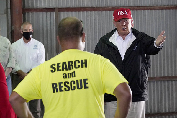 Tổng thống Trump thị sát vùng bị siêu bão Laura càn quét