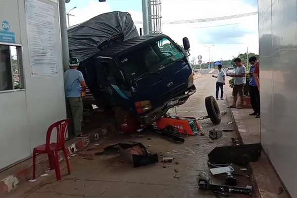 Bình Phước: Xe tải lao vào trạm thu phí, nhiều người giật mình