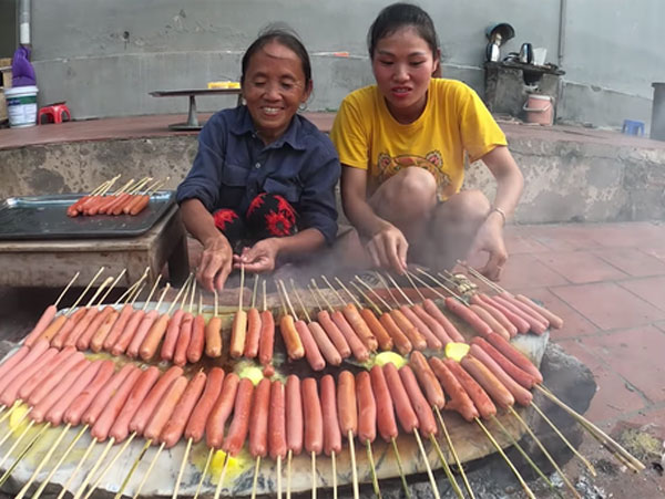 Lại thêm một pha nấu nướng có 1-0-2 đến từ bà Tân vlog: xúc xích ăn liền nướng với bơ trên tảng đá có ngon hơn không?