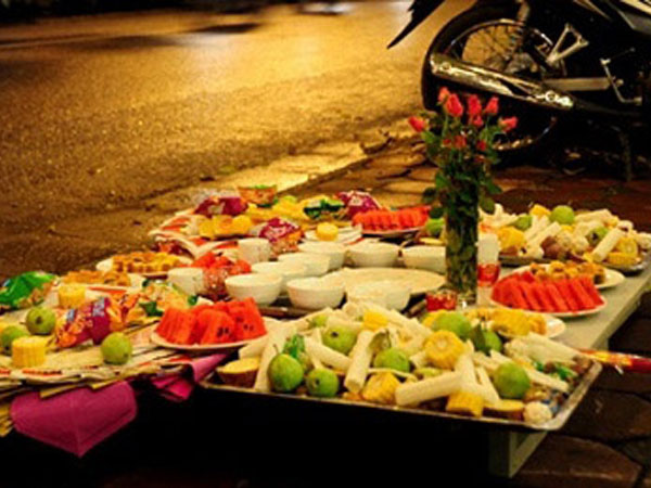 Sự thực cúng 'cô hồn' ngoài đường có người cướp lộc khi chưa hoặc đang cúng mới may mắn?