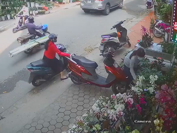 Video: Ăn mặc sang chảnh thản nhiên cạy cốp, trộm ví nhanh như chớp giữa đường phố Hà Nội