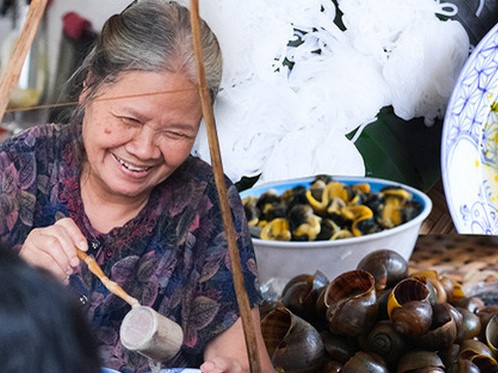 Quán bún ốc nguội 'kiêu nhất Hà Nội': Không phải cứ có tiền là bán, mỗi lần ghé khách chỉ được ăn 1 suất