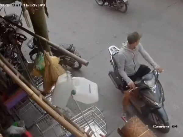 Hành động của chàng trai đi xe tay ga khiến cư dân cảm thấy xấu hổ thay vì đến chuồng chó còn đi ăn trộm