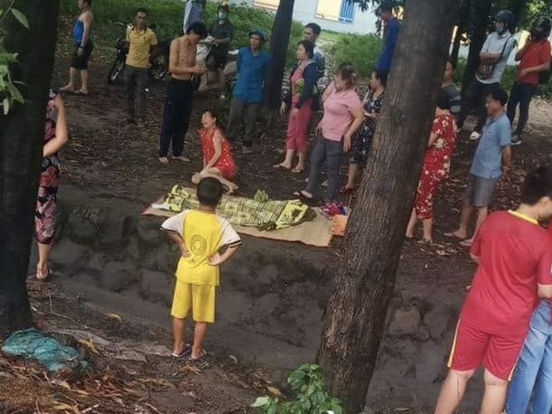 Bình Dương: Bé gái tắm mưa lọt xuống mương nước tử vong thương tâm, mẹ trẻ khóc ngất bên thi thể