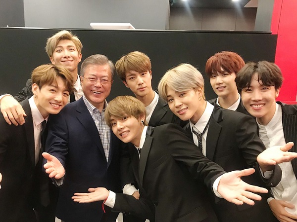 Tổng thống Hàn Quốc chúc mừng BTS trở thành nhóm nhạc châu Á đầu tiên đạt #1 Billboard Hot 100