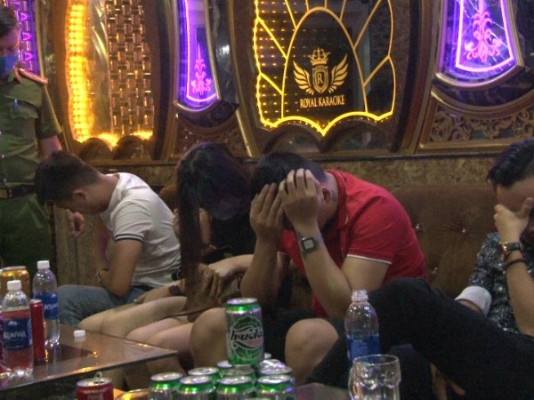 Bắt quả tang hàng chục đối tượng 'phê' ma túy tại quán karaoke