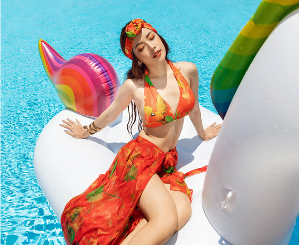 Chi Pu tung ảnh bikini khoe đường cong nóng bỏng